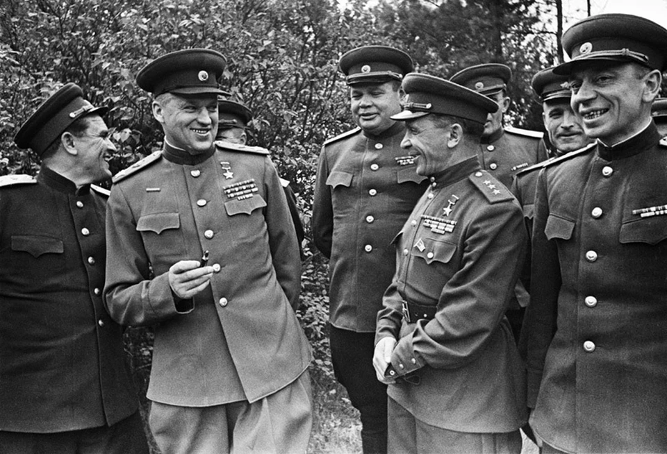Все друзья и знакомые Рокоссовского (второй слева) в один голос твердили о безмерном обаянии маршала.