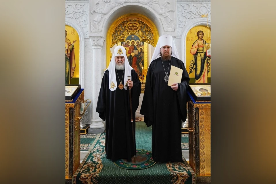 Патриарх Кирилл возвел Алексия (справа) в сан митрополита 20 апреля. Фото: Челябинская митрополия / Vk.com