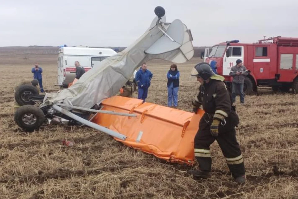 Самолет упал носом в землю.