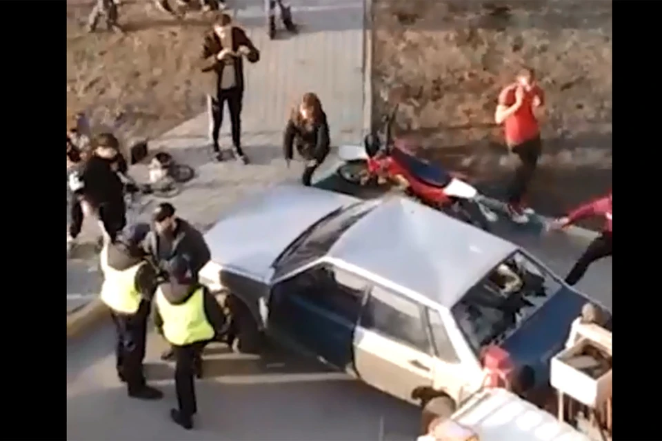 Эвакуация машины (Фото: скриншот видео "Инцидент Барнаул")