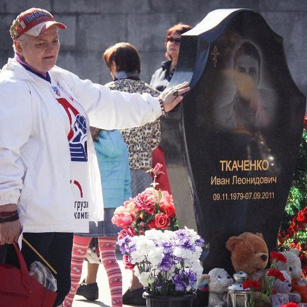 В Ярославле могилу погибшего хоккеиста 