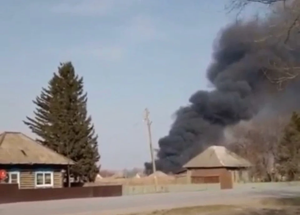 На кузбасской лесопилке произошел пожар площадью 280 квадратов. Фото: скриншот видео Инцидент Кузбасс.