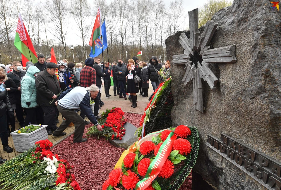 Минчане принесли цветы к памятным знакам и храму в память жертв Чернобыля.