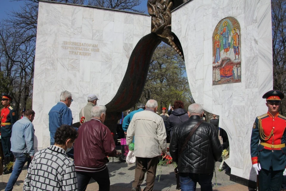 Жители Донецка возложили цветы к памятнику ликвидаторам Чернобыльской. Фото: общественное движение «Донецкая Республика»