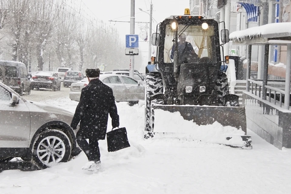 Омич угнал трактор и поехал кататься по городу.