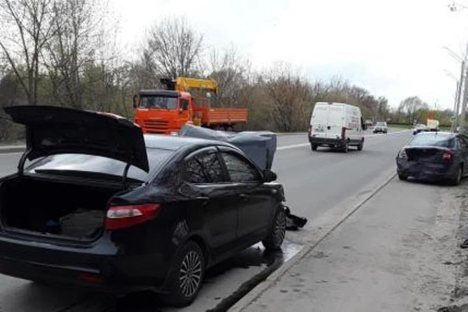 Врезалась в стоящую машину. В Новокузнецке водитель врезался в припаркованный автомобиль Киа.
