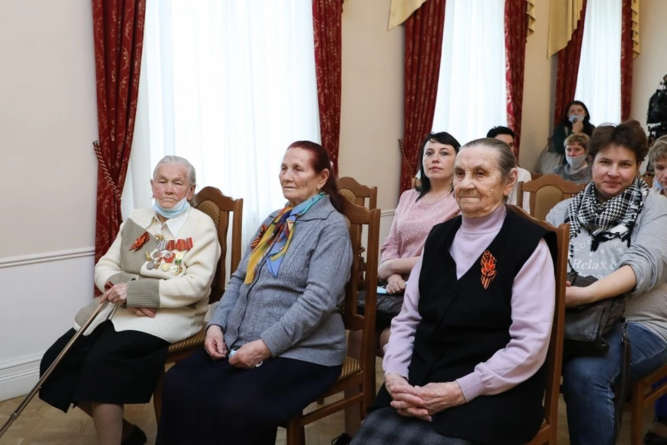 Пензенский дом ветеранов ул собинова. Дом ветеранов Пенза. Ветераны Пензы. Дом ветеранов в Пензе Собинова 9. Вручение ветеранам цветов фото.