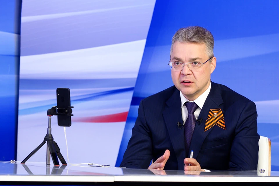 Губернатор Ставропольского края во время "Прямой линии" с населением