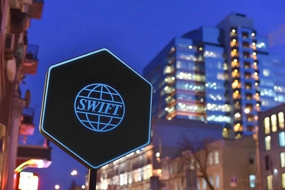 Аналитик объяснил, чем для России обернется отключение от системы SWIFT