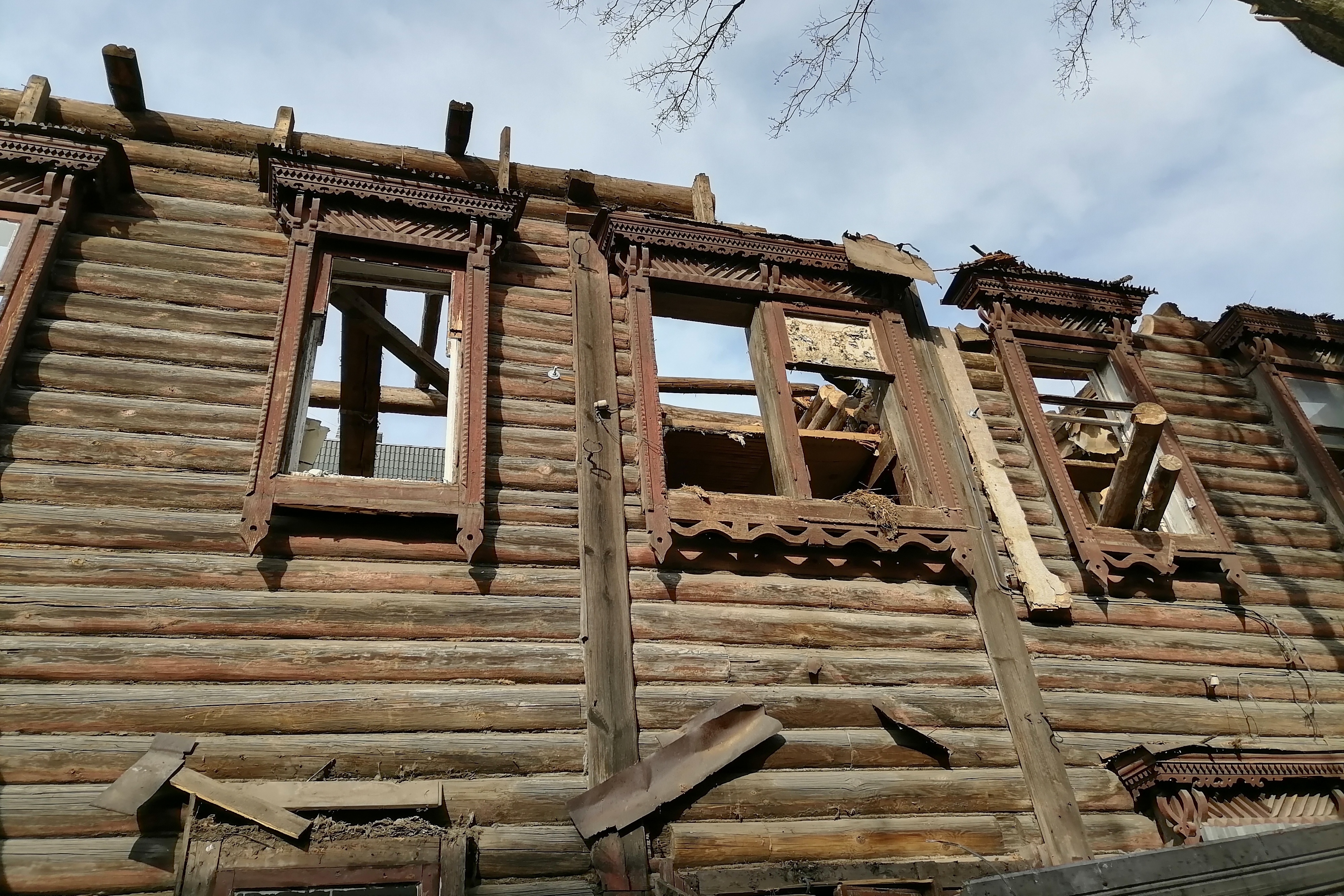 По форме наличников можно судить о том, что в этом доме жили зажиточные люди.