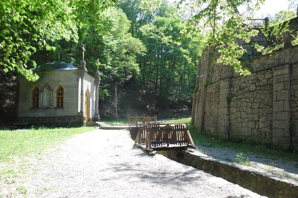 Косьмо-Дамиановский монастырь находится в 20 километрах от Алушты. Фото: свободная энциклопедия «Википедия»