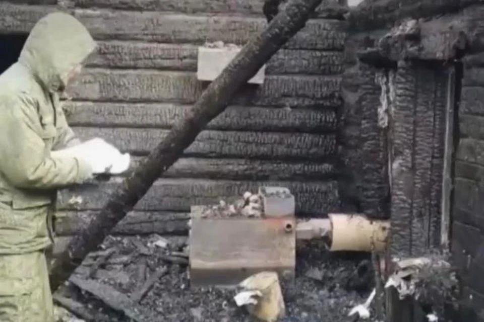 Все, что осталось от дома, где жила большая дружная семья. Скриншот видео СУ СКР по Пермскому краю.