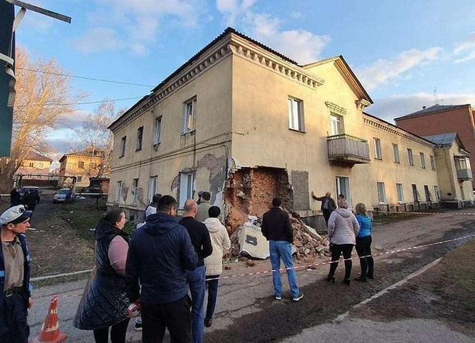 Кузбасский СК заинтересовались обрушением стены в жилом доме. Фото: adm_ksl/Instagram.