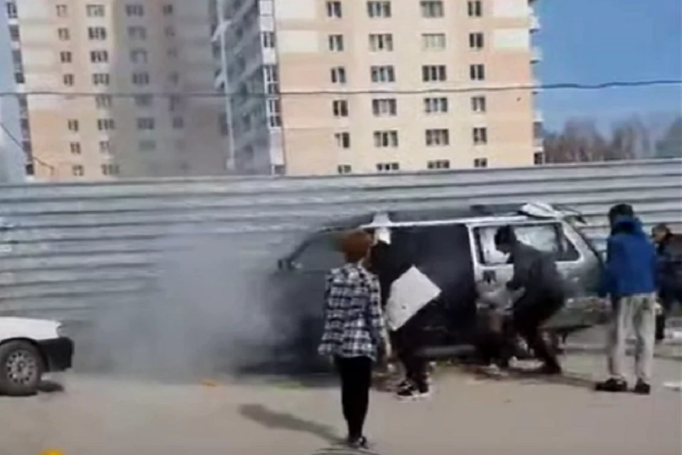 Новосибирцы тушили горящий автобус