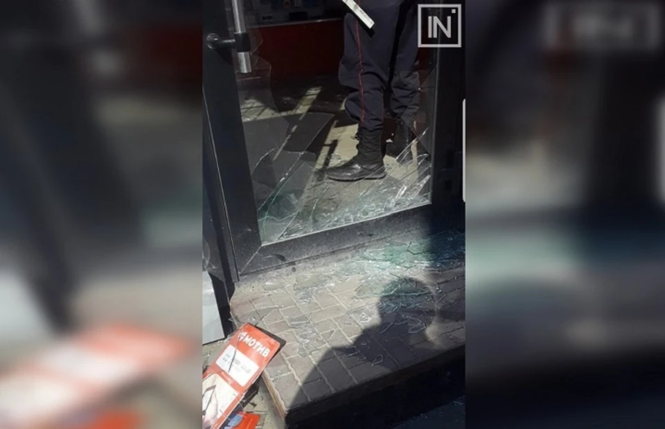 Неизвестные разбили стекло и пробрались внутрь помещения. Фото: "Инцидент-Екатеринбург"