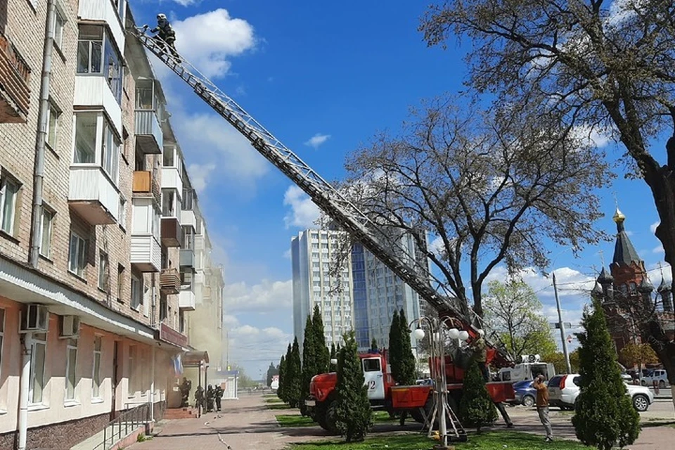 Спасатели эвакуировали из здания восемь человек.