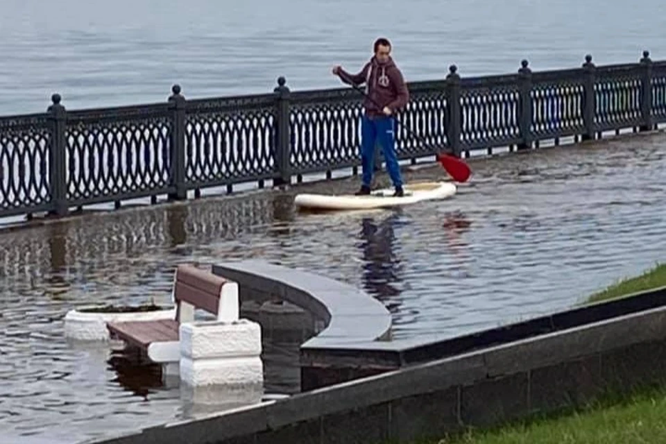 В Ярославле по набережной теперь не только гуляют, но и катаются на сапах. ФОТО: читатель КП