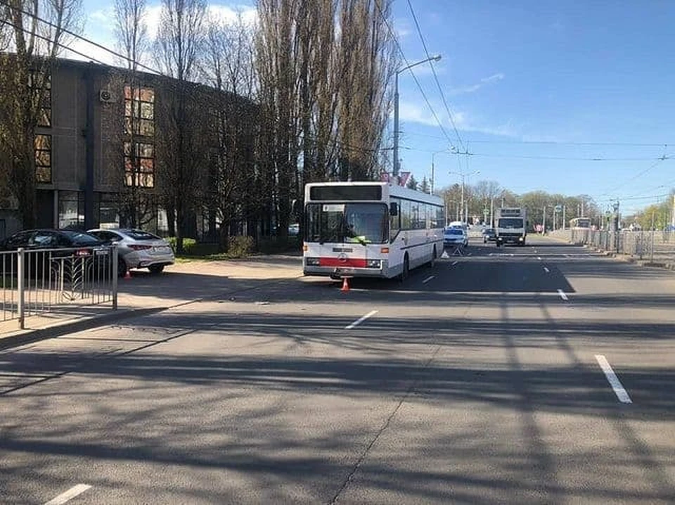 В этом автобусе младенец выпал из коляски и получил телесные повреждения.