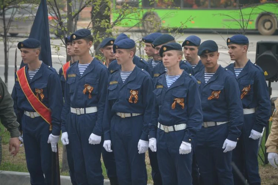 Ветеран Николай Ипполитов из Тюмени послушал «Катюшу» в исполнении юнармейцев. Фото: ИА "Тюменская линия".