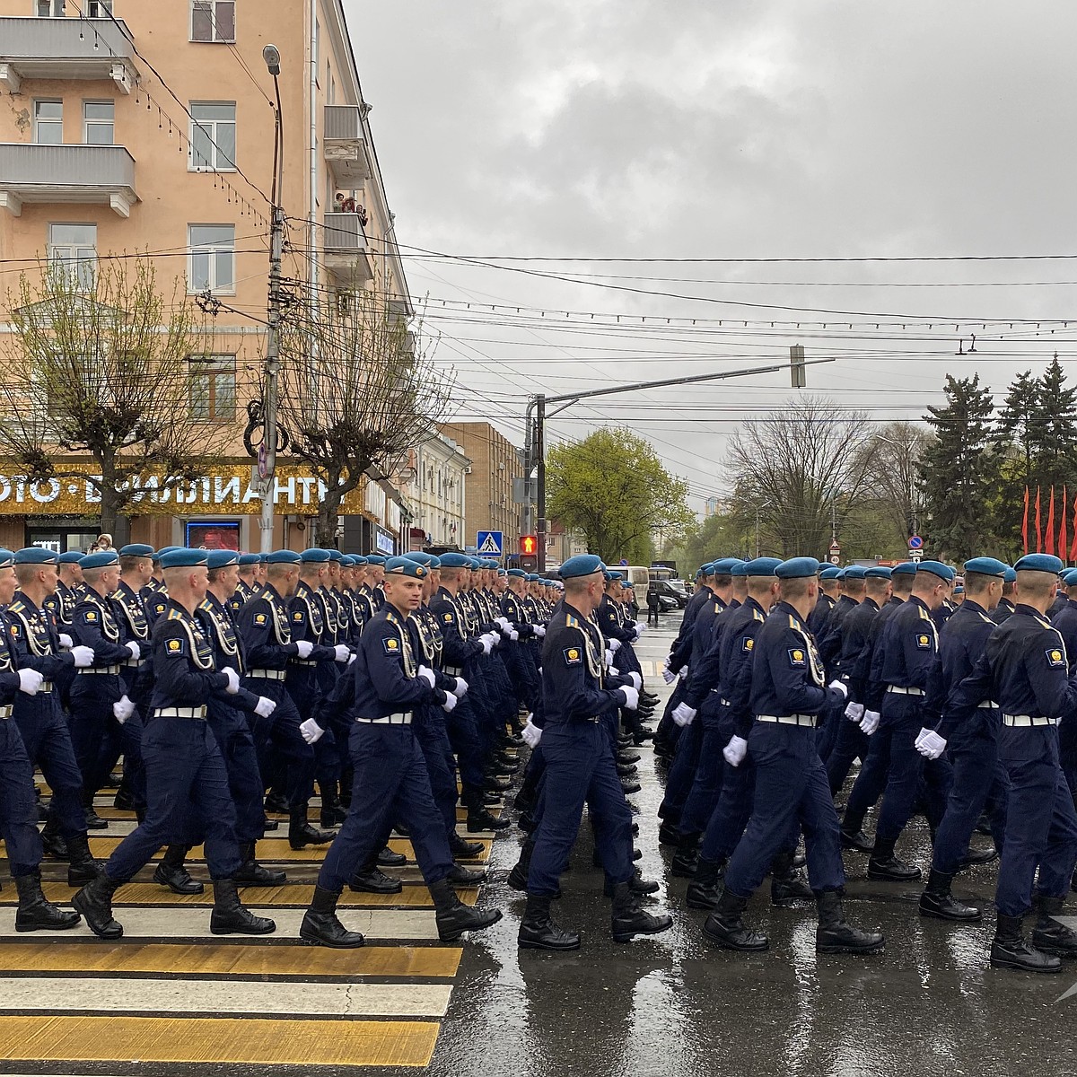 Курсантов училища ВДВ встретили в Рязани после Парада Победы в Москве -  KP.RU