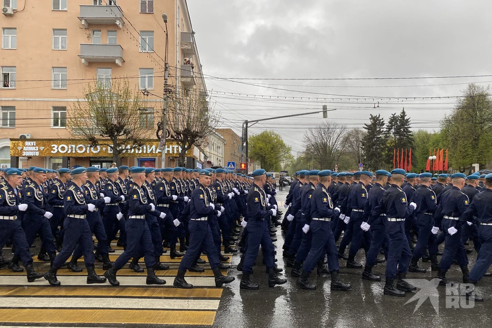 Курсантов училища ВДВ встретили в Рязани после Парада Победы в Москве.