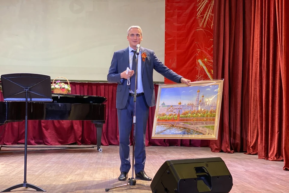 Член Общественной палаты Евгений Нифантьев поздравил с Днем Победы ветеранов сцены