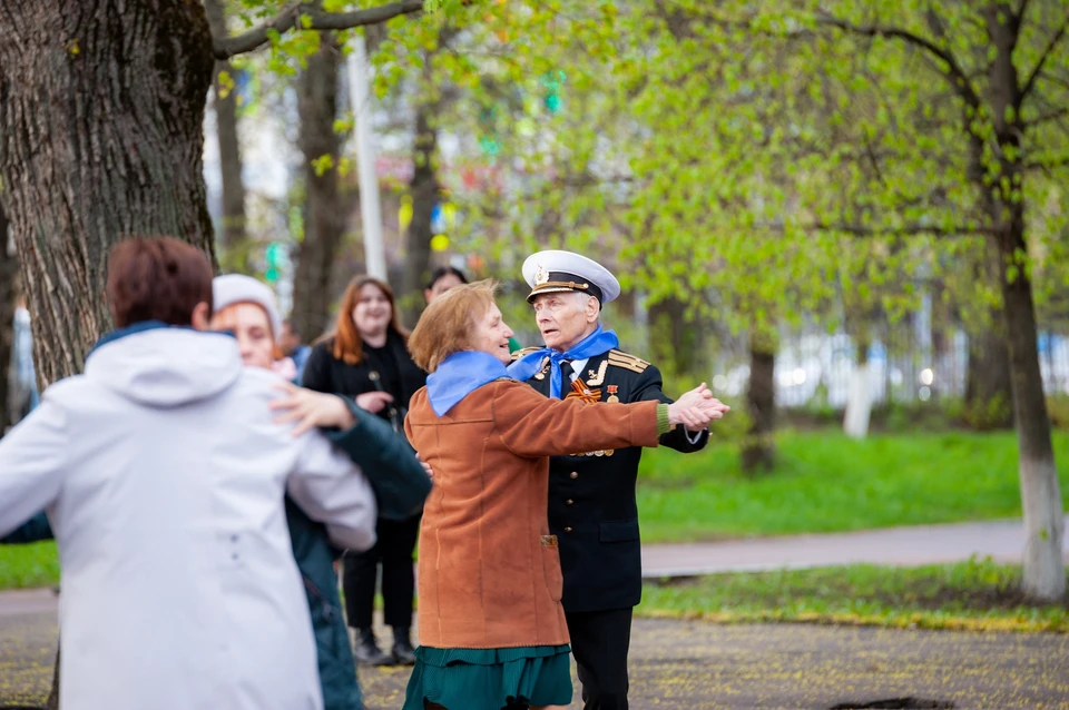 В центре города орловцы станцевали вальс