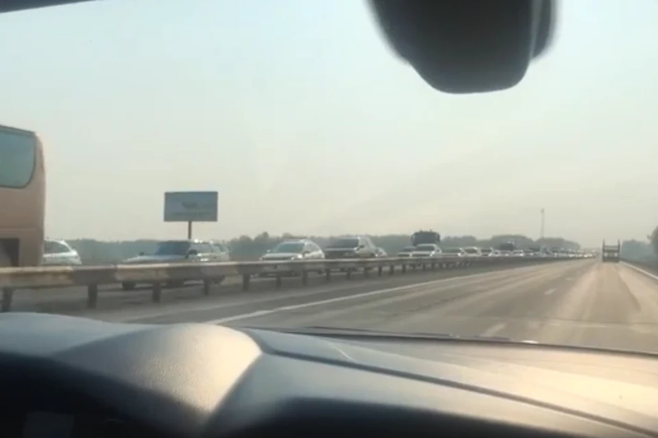 По словам автомобилистов, пробка протянулась на 7 км. Фото: кадр из видео