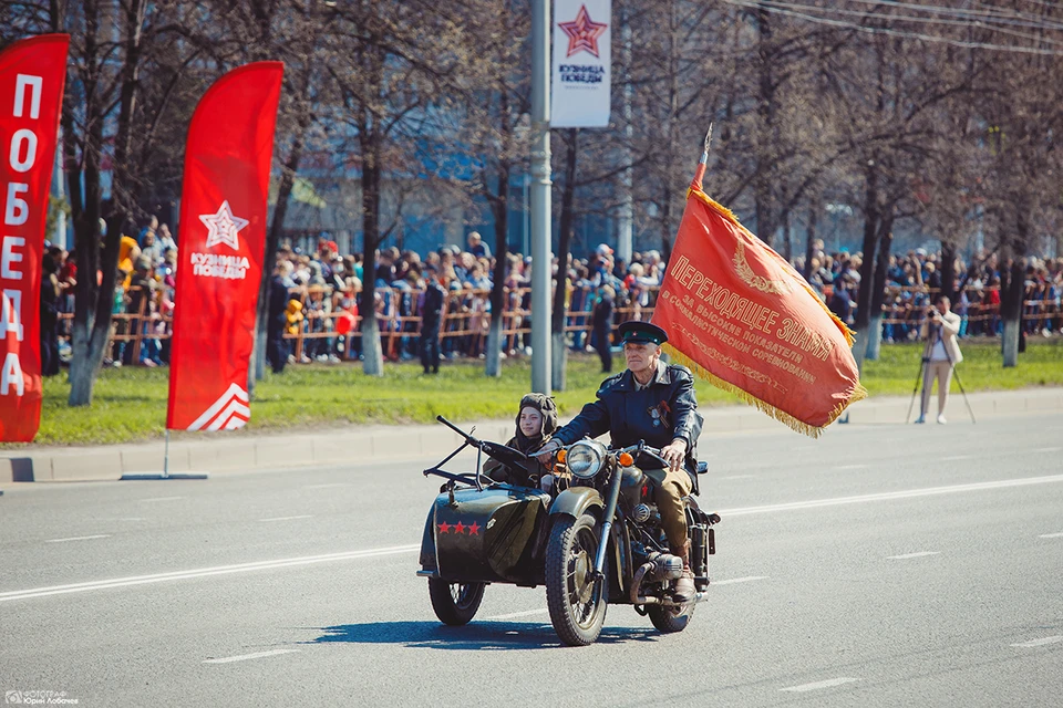 Многие новокузнечане надеялись пройти в "Бессмертном полку" после парада техники.