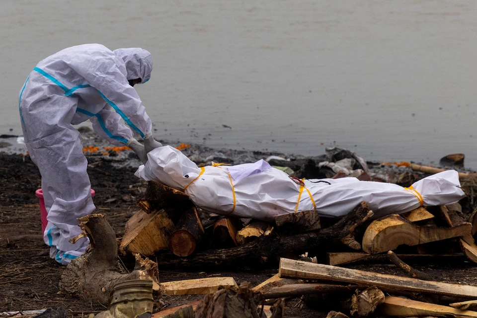 В священной индийской реке Ганг нашли 30 тел жертв коронавируса