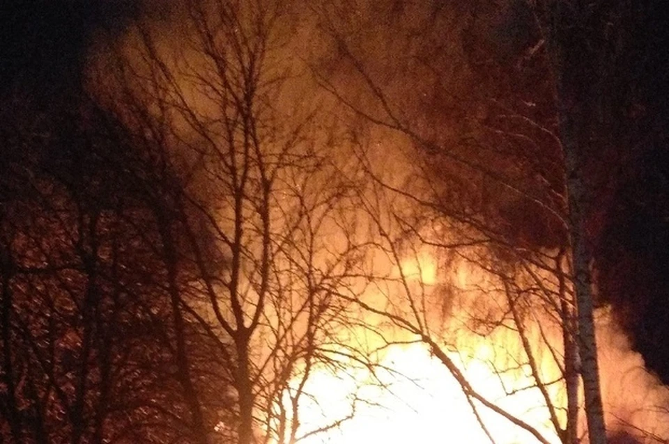 Пожар тушили 12 человек, пять единиц техники