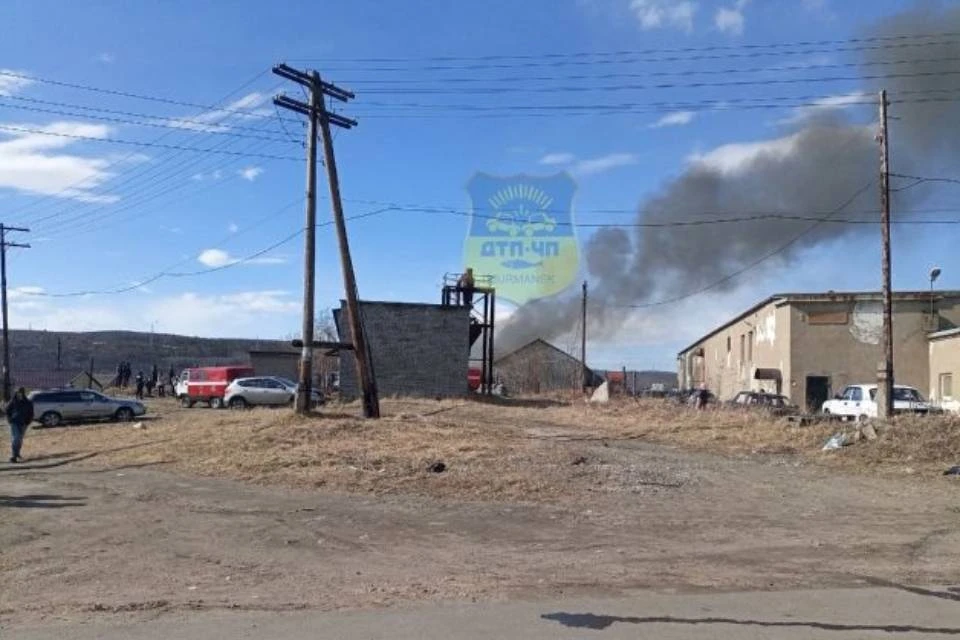 В Коле на территории автостоянки случился серьезный пожар. Фото: vk.com/murmansk_dtp