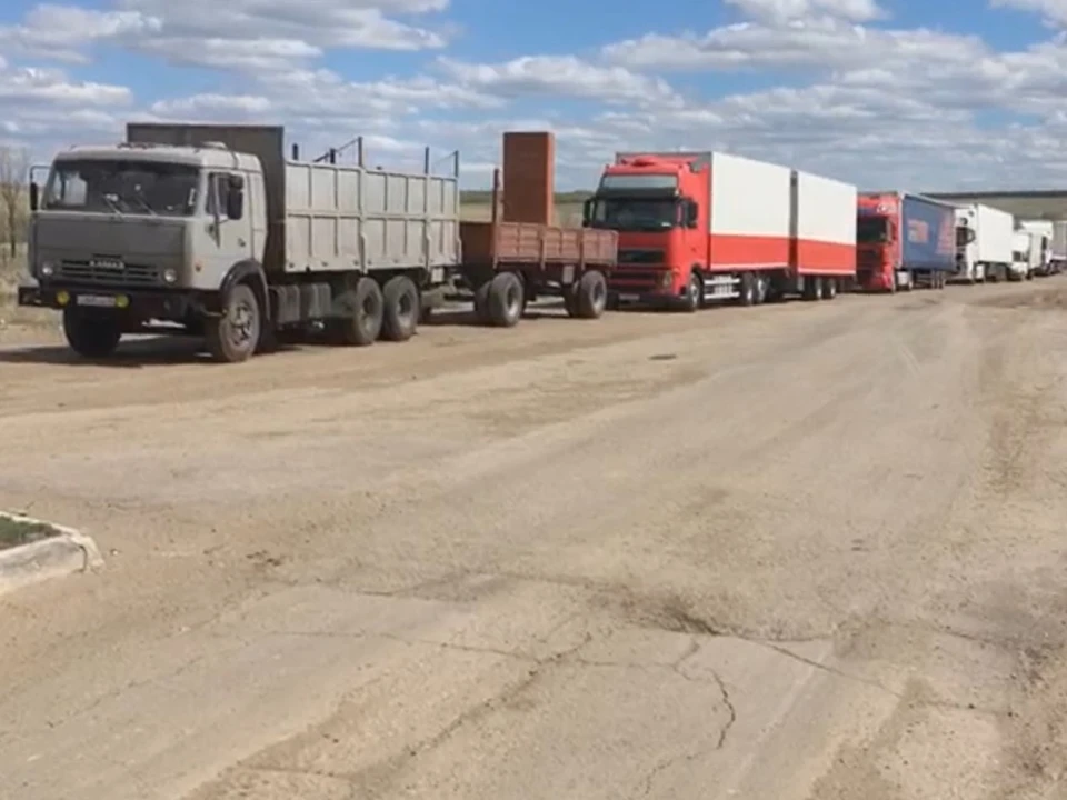 Колонна из фур на пункте пропуска в Озинках