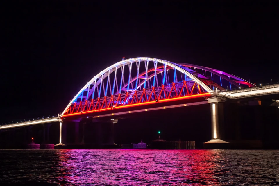 Мост засиял цветами триколора 8 мая. Фото: пресс-служба ФКУ Упрдор «Тамань»