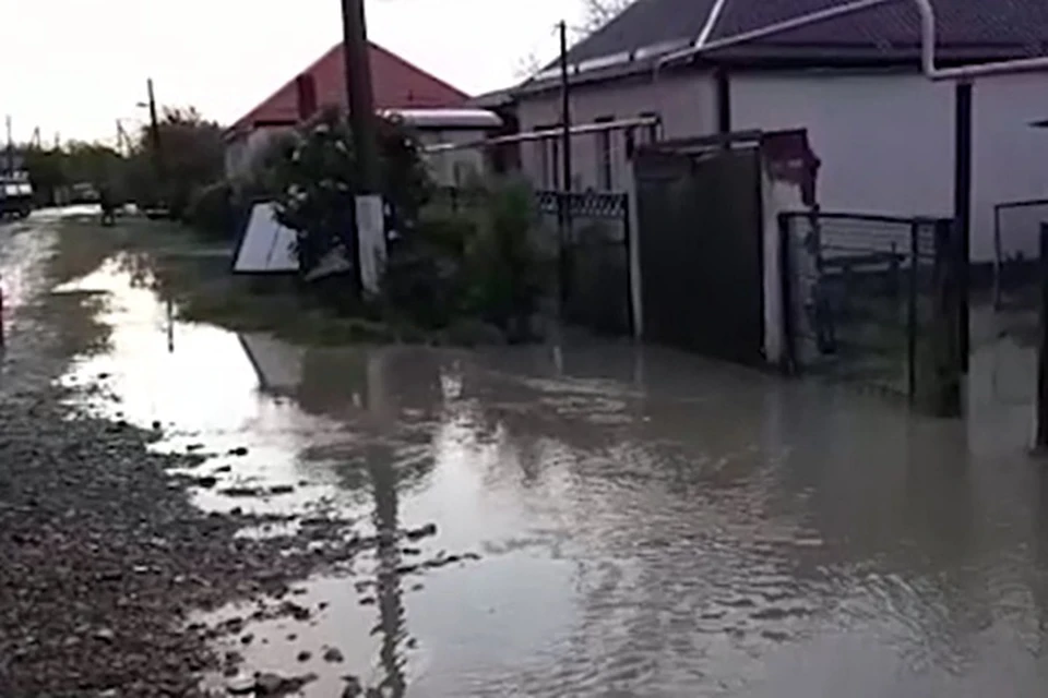 Скриншот с видео. Вода зашла во дворы