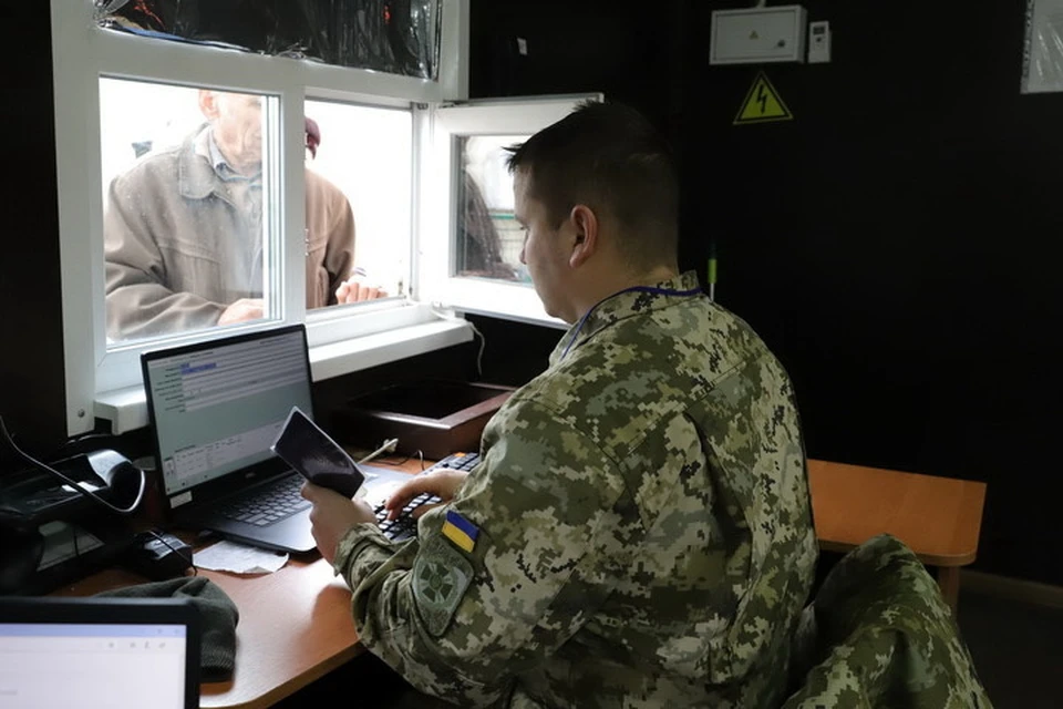 Украинские пограничники по электронной базе определяют, откуда на самом деле приехал житель республики. Фото: ГПСУ