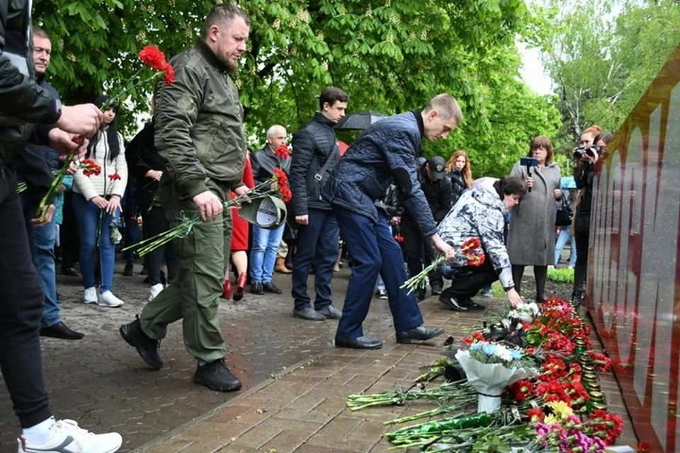 Сотни неравнодушных дончан собрались в сквере «Первомайский», чтобы почтить память жертв трагедии. Фото: ОД «ДР»