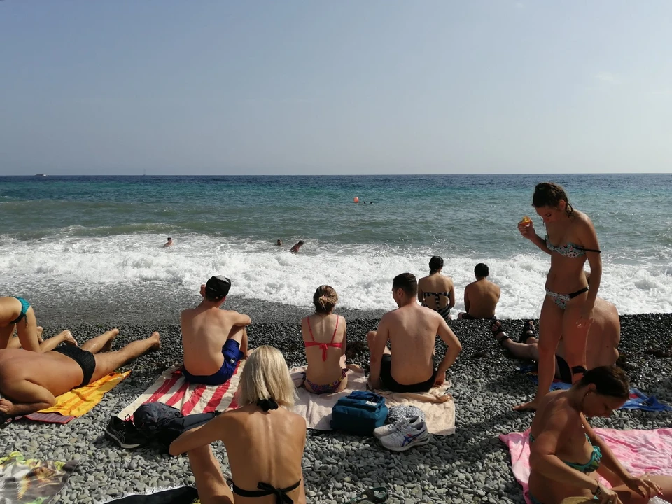 Крымские пляжи привлекают отдыхающих.