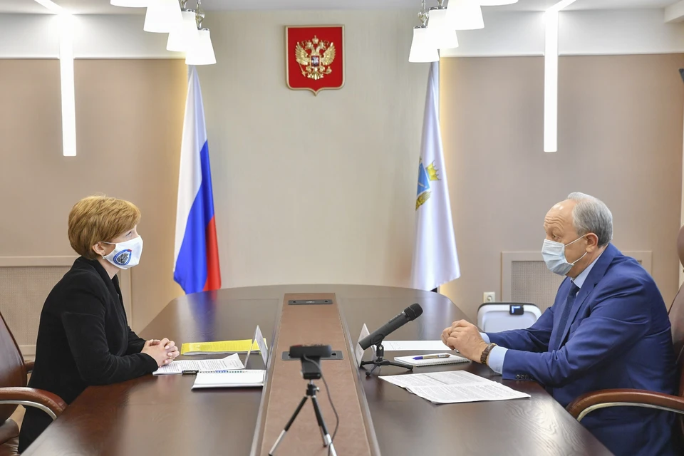 Краснова сообщила Радаеву, что налогов собрали больше. Фото пресс-службы губернатора