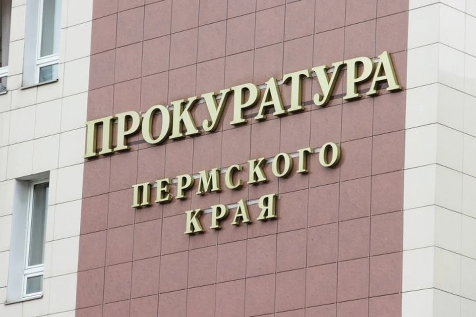 Действия учителя расцениваются законом, как разглашение конфиденциальной информации.