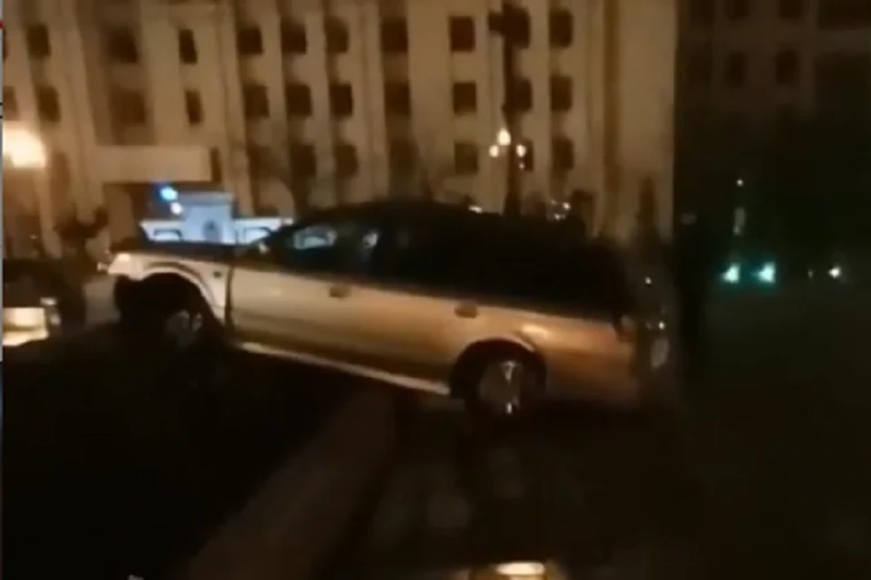 Пьяный водитель снес клумбу на площади Ленина в Хабаровске. Фото: скриншот с видео из соцсетей.