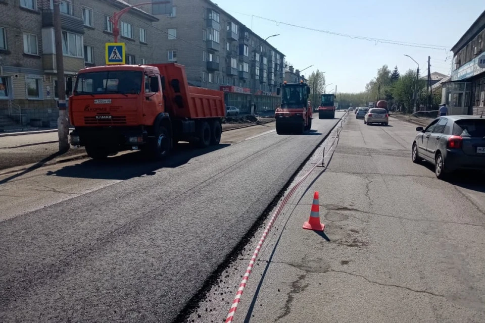 На данный момент работники провели фрезерование старого дорожного полотна и уже начали выкладывать новый слой асфальтобетона. Фото: пресс-служба Минтранса Алтайского края