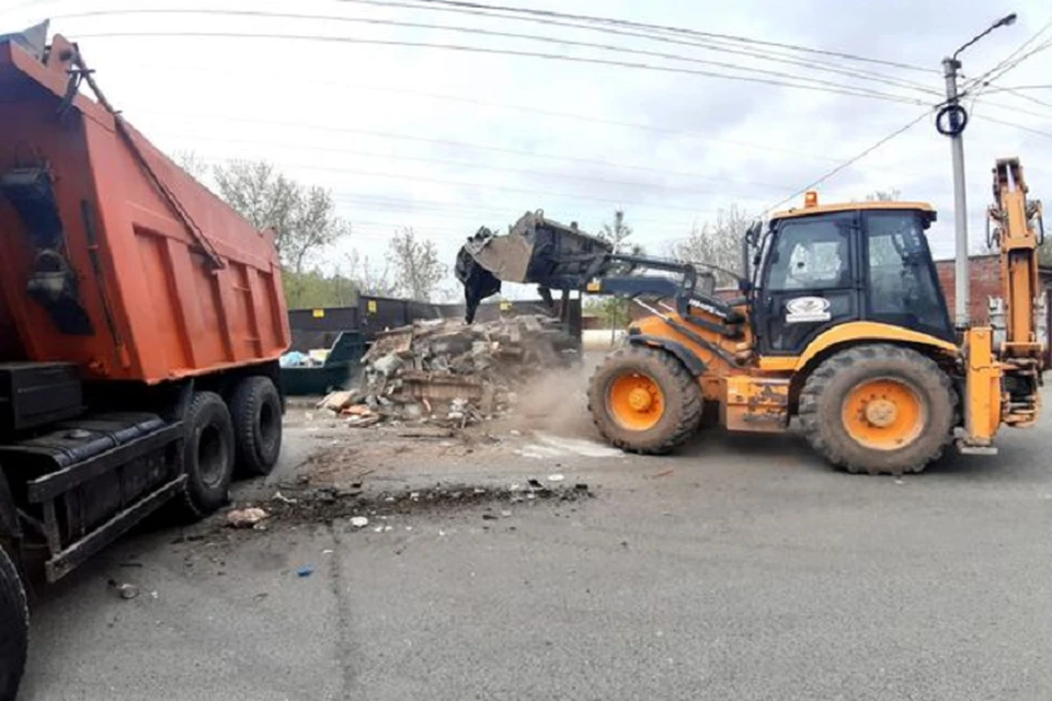 Участие в пятничной уборке Томска принимают сотрудники районных администраций, волонтеры, жители, коллективы управляющих компаний, подрядчики муниципалитета. Фото В. Доронина.