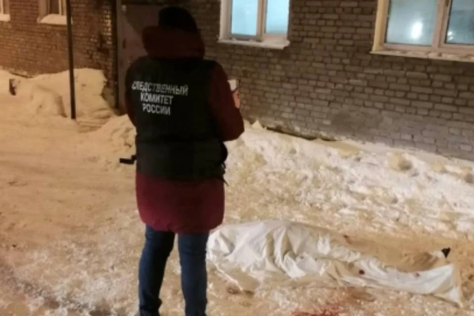 Мужчина зарезал отца сожительницы прямо у подъезда.