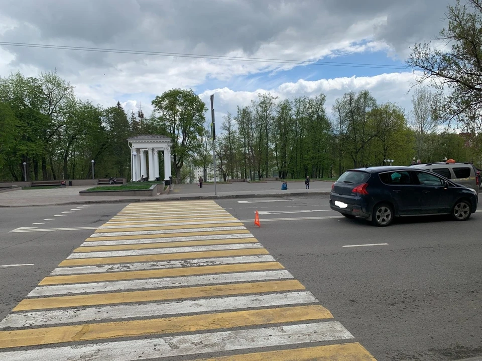 13 мая 2021 в Орле «Пежо» сбил 58-летнего мужчину возле Городского парка. Фото Госавтоинспекции Орловской области