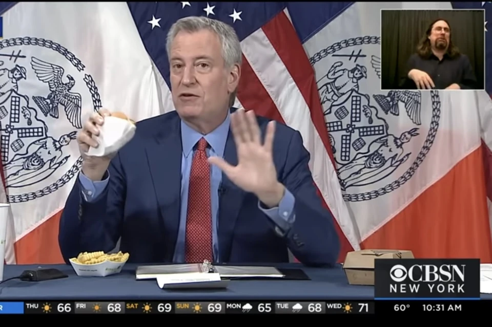 В Нью-Йорке вакцинированным от коронавируса предложат бесплатный бургер и картофель фри