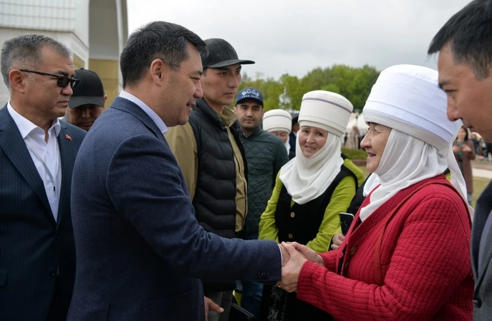 Президент поздравил кыргызстанок с Днем матери.