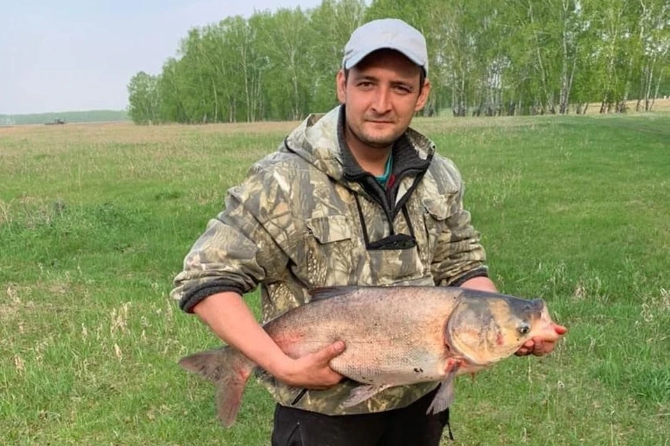 Сибиряк поймал в пруду огромную рыбу. Фото: предоставлено Александром Бондаренко