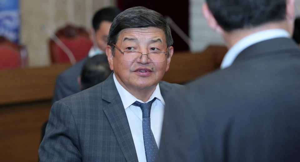 Глава госкомиссии Акылбек Жапаров отчитывается в парламенте по итогам проверки «Кумтора», инициированной кыргызской стороной.