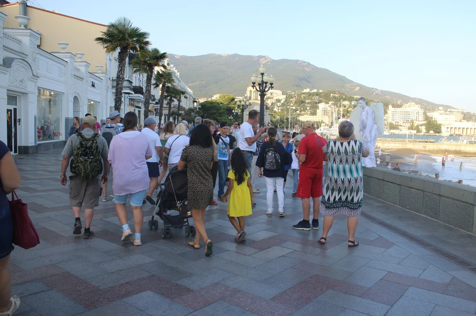 Набережная - излюбленное место отдыха жителей и гостей Ялты.